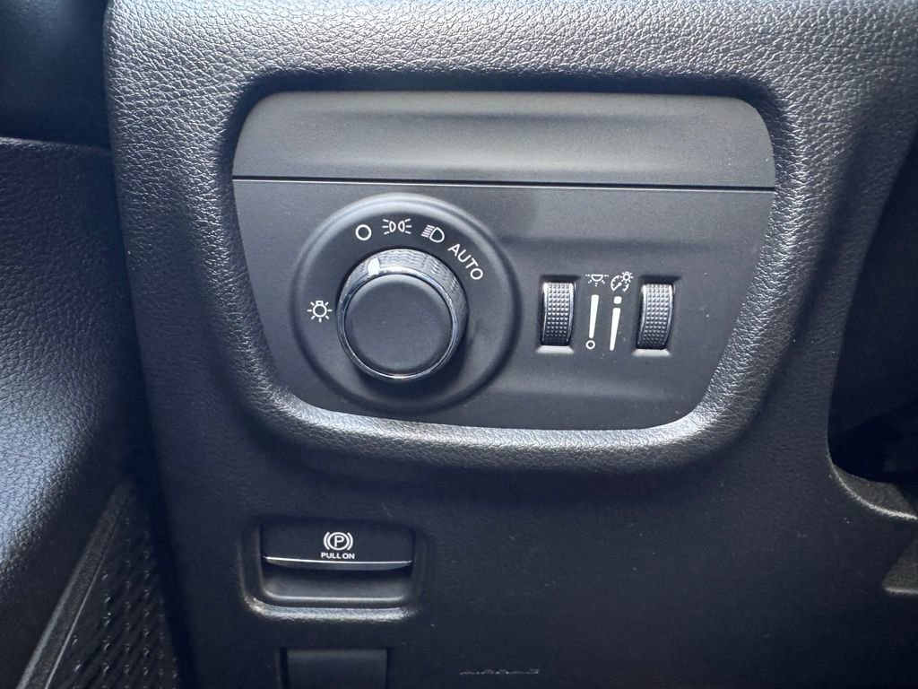 Used 2023 Jeep Grand Cherokee Laredo image 32