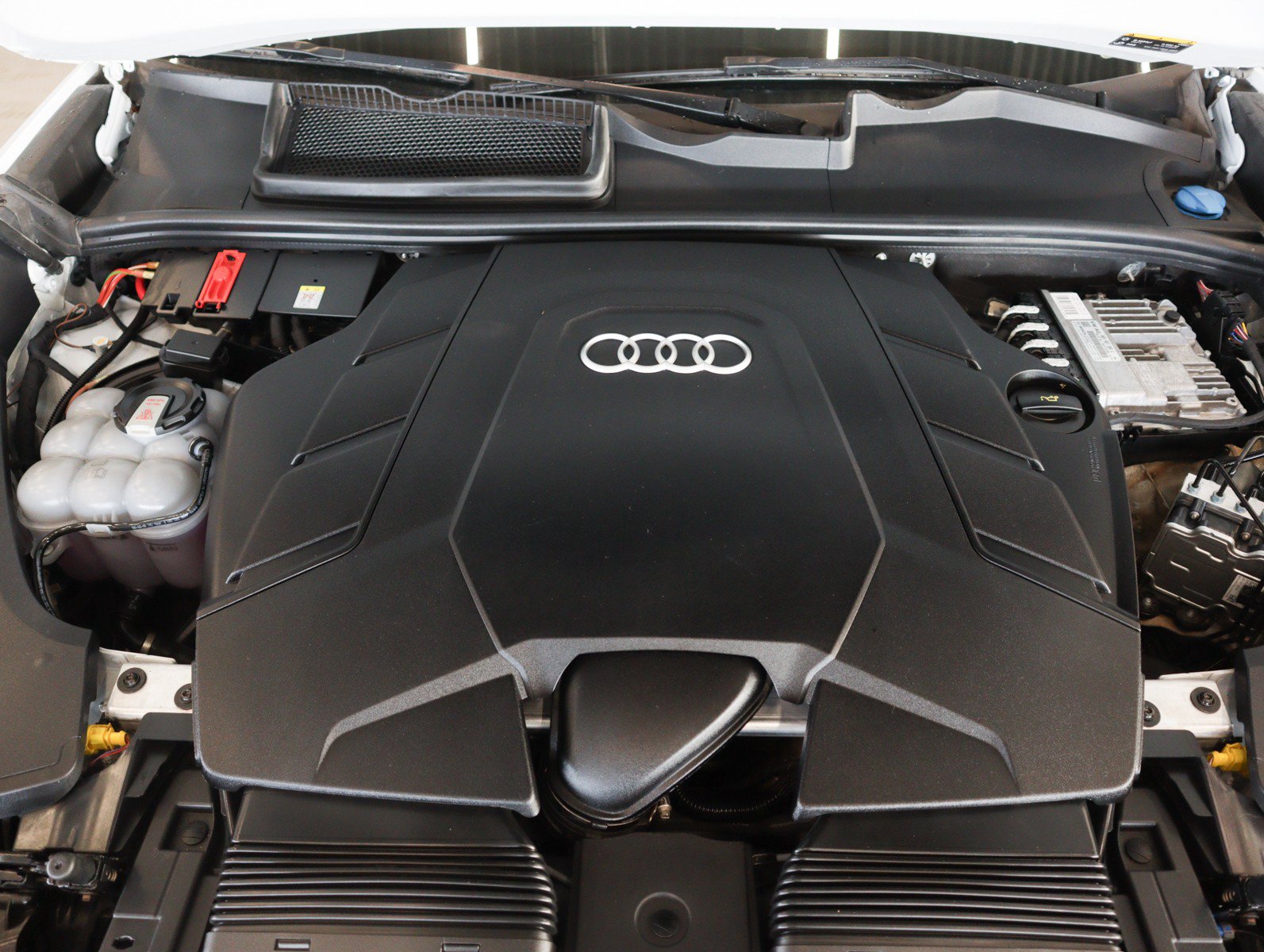Used 2023 Audi Q8 Premium w/ Convenience Package AWD/4WD image 4