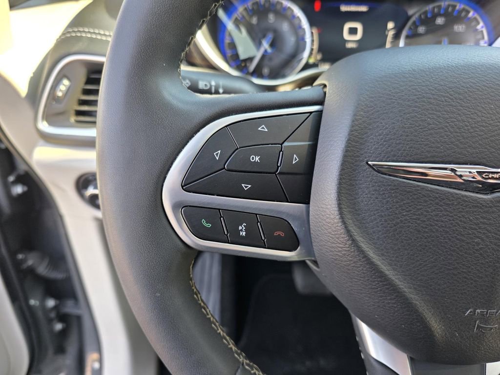 Used 2023 Chrysler Pacifica Limited image 16