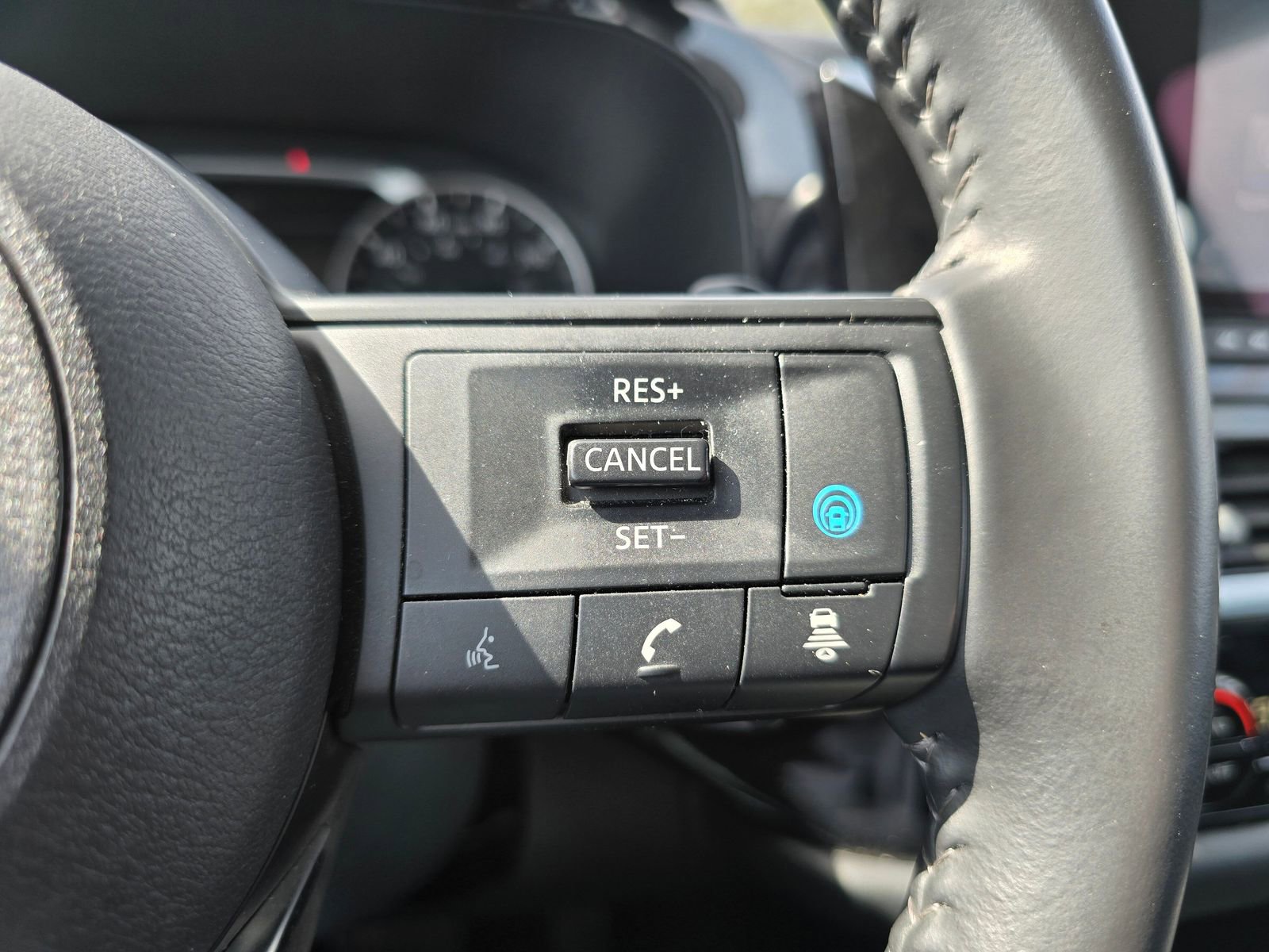 Used 2025 Nissan Pathfinder SV AWD/4WD image 30