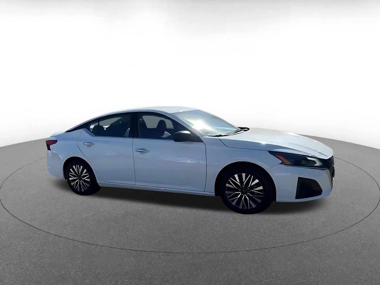 Used 2025 Nissan Altima 2.5 SV image 2