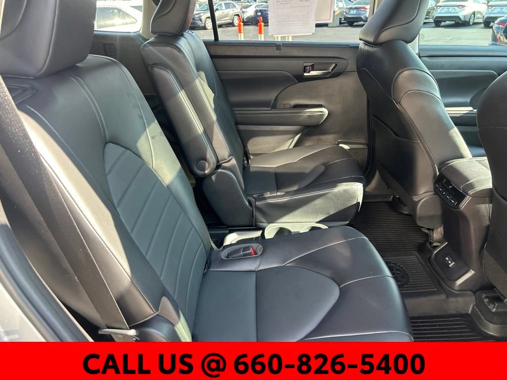 Used 2022 Toyota Highlander XLE AWD/4WD image 9