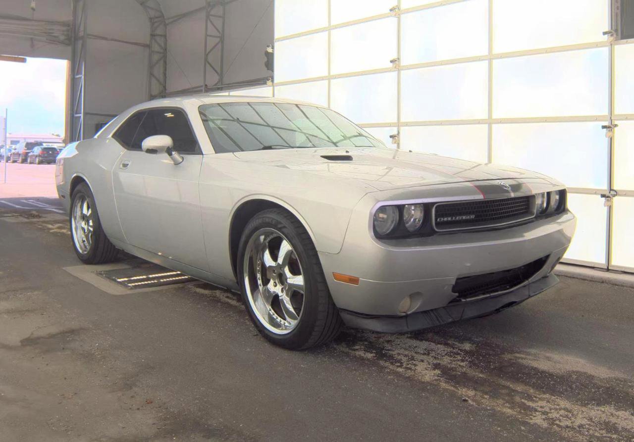 Used 2010 Dodge Challenger SE RWD image 4