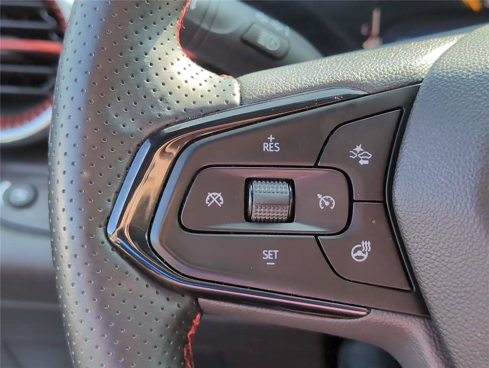 Used 2025 Chevrolet Trax RS w/ Sunroof Package FWD image 29
