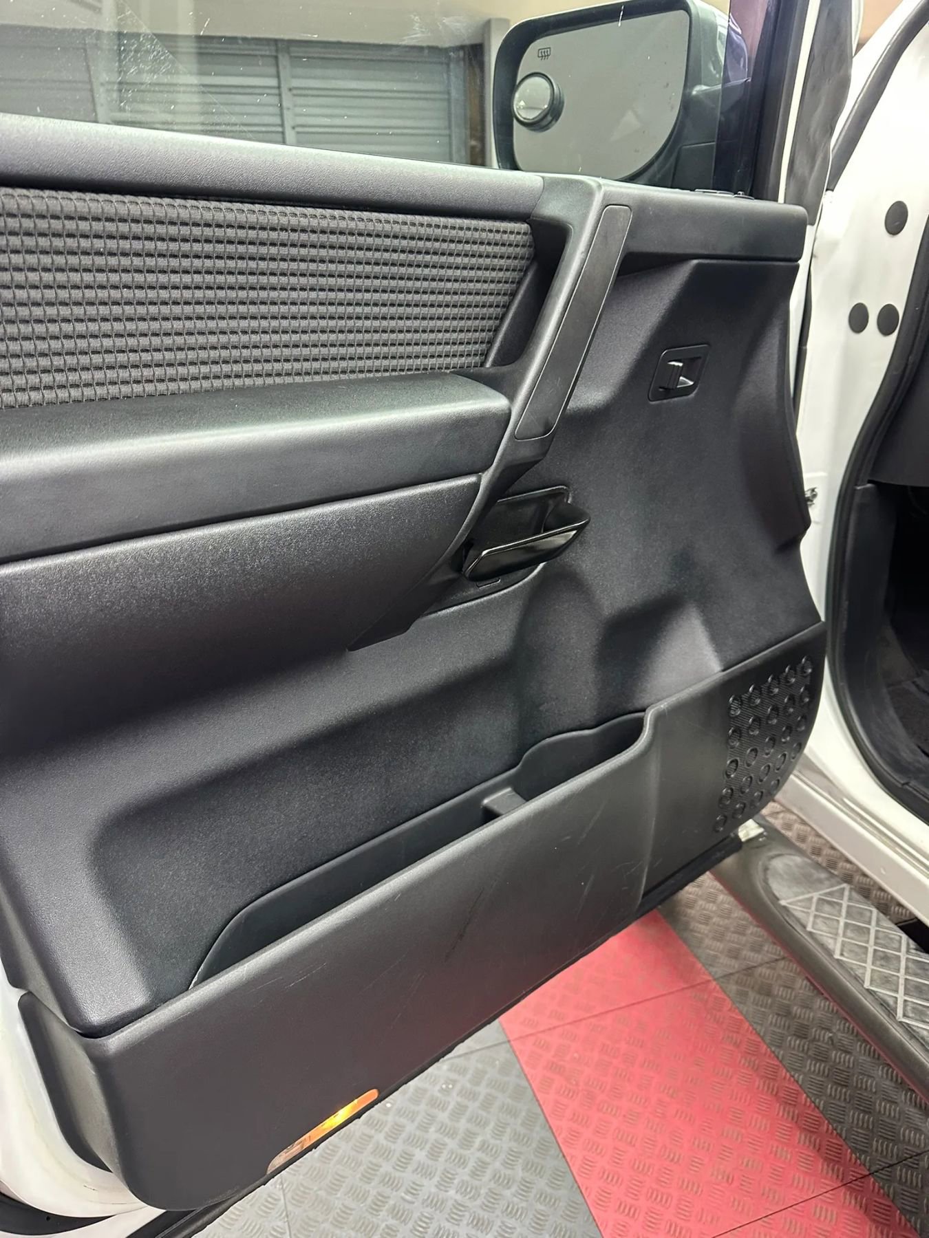 Used 2013 Nissan Titan SV w/ SV Value Truck Pkg image 9