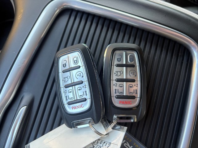 Used 2023 Chrysler Pacifica Touring-L FWD image 6