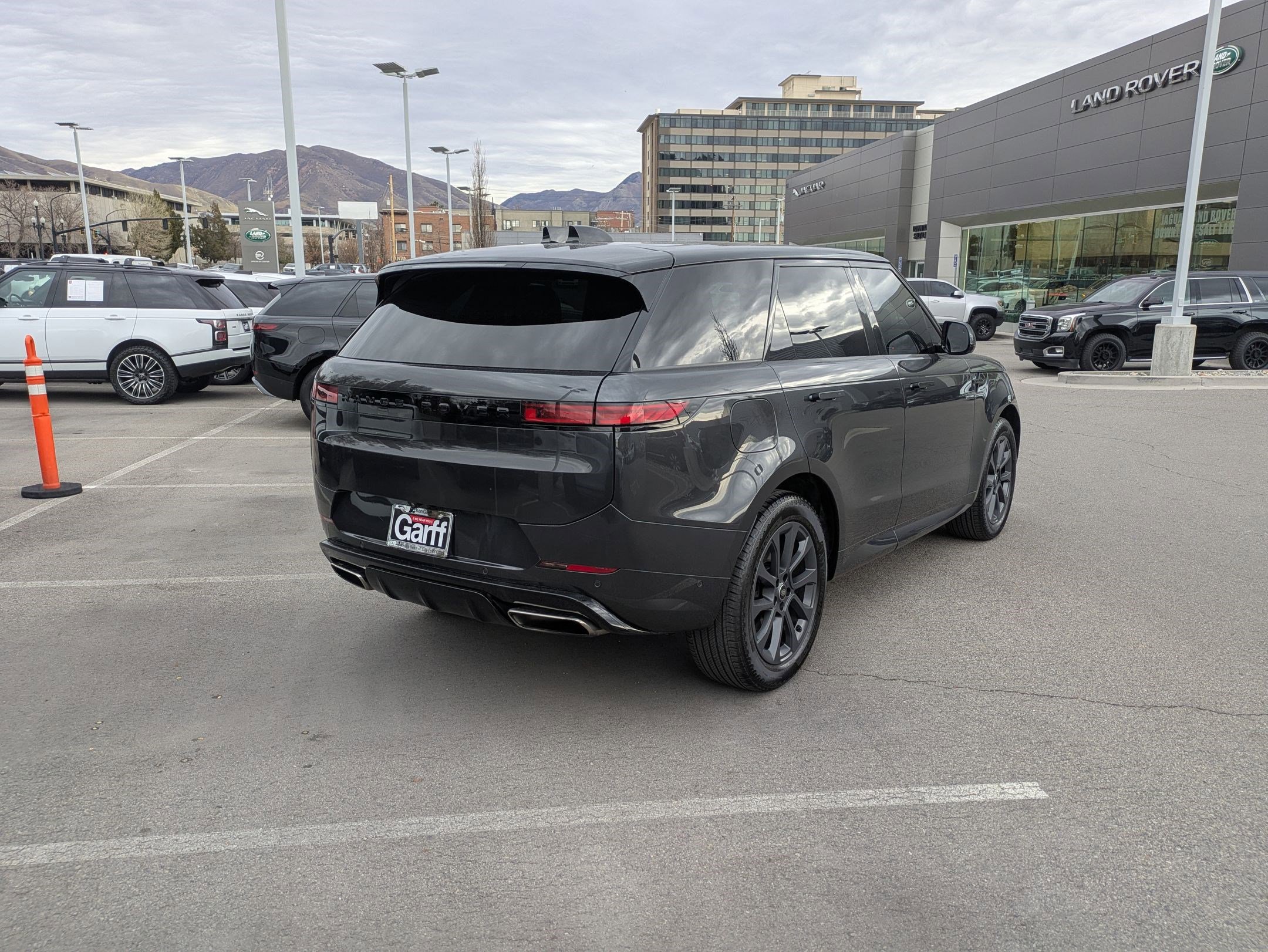 Used 2023 Land Rover Range Rover Sport SE Dynamic image 3