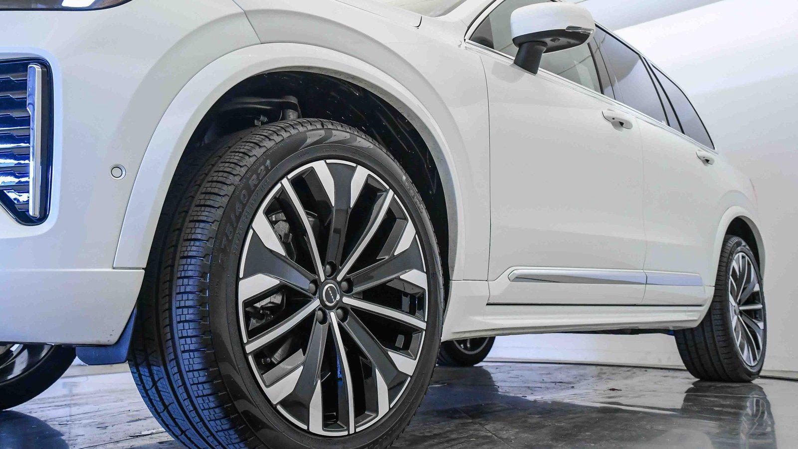 Certified 2025 Volvo XC90 B6 Plus w/ Protection Package Premier image 10