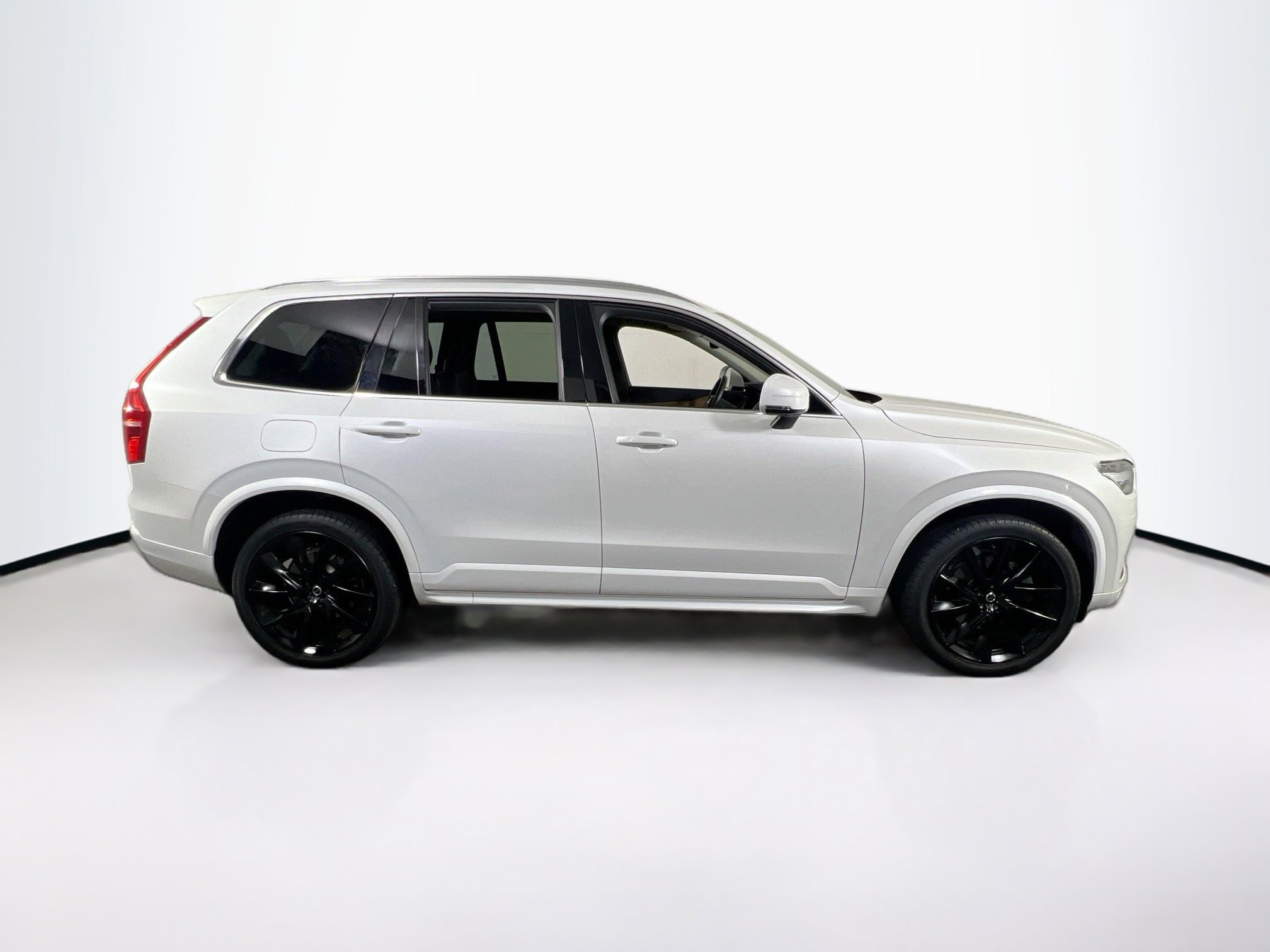 Used 2022 Volvo XC90 T6 Momentum w/ Advanced Package image 4