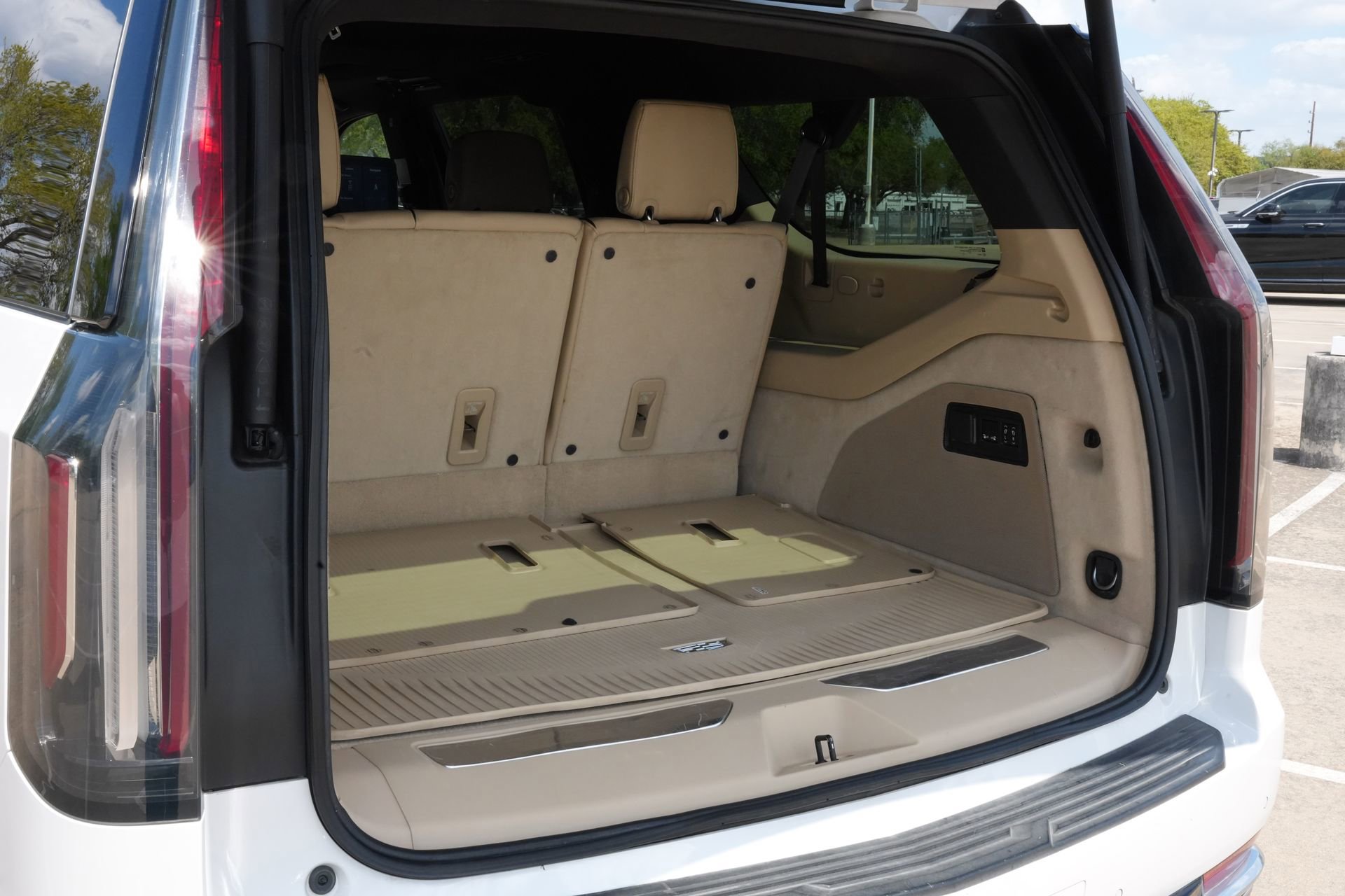 Used 2021 Cadillac Escalade ESV Premium Luxury AWD/4WD image 22