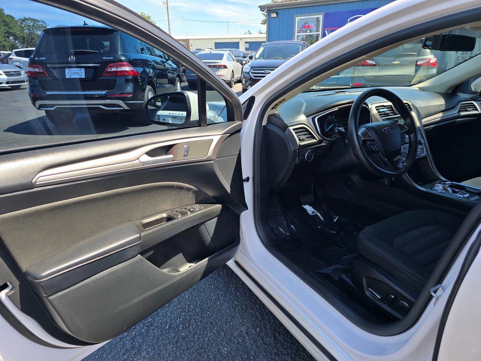 Used 2017 Ford Fusion SE w/ Fusion SE Technology Package FWD image 18