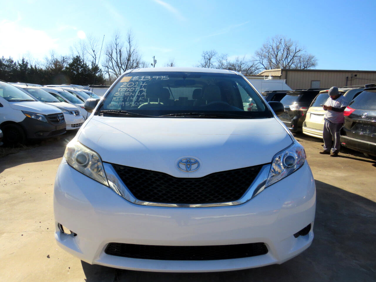 Used 2014 Toyota Sienna L image 2