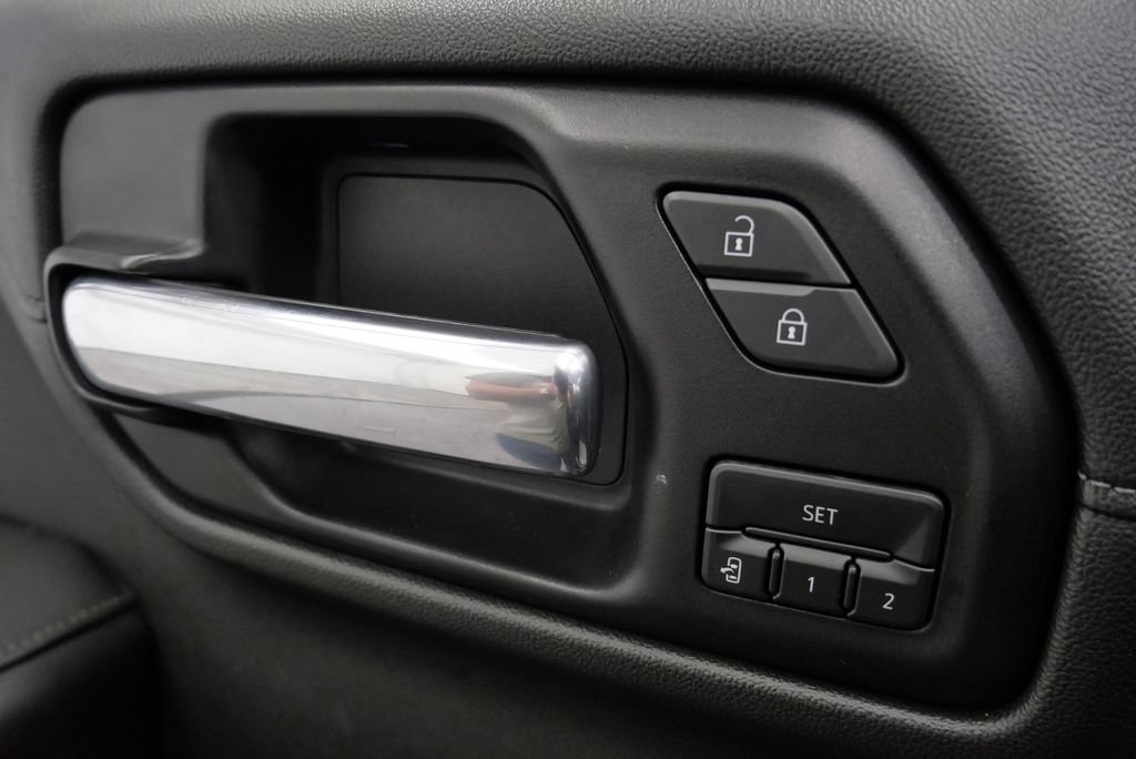 Used 2019 Chevrolet Silverado 1500 High Country w/ Technology Package AWD/4WD image 15