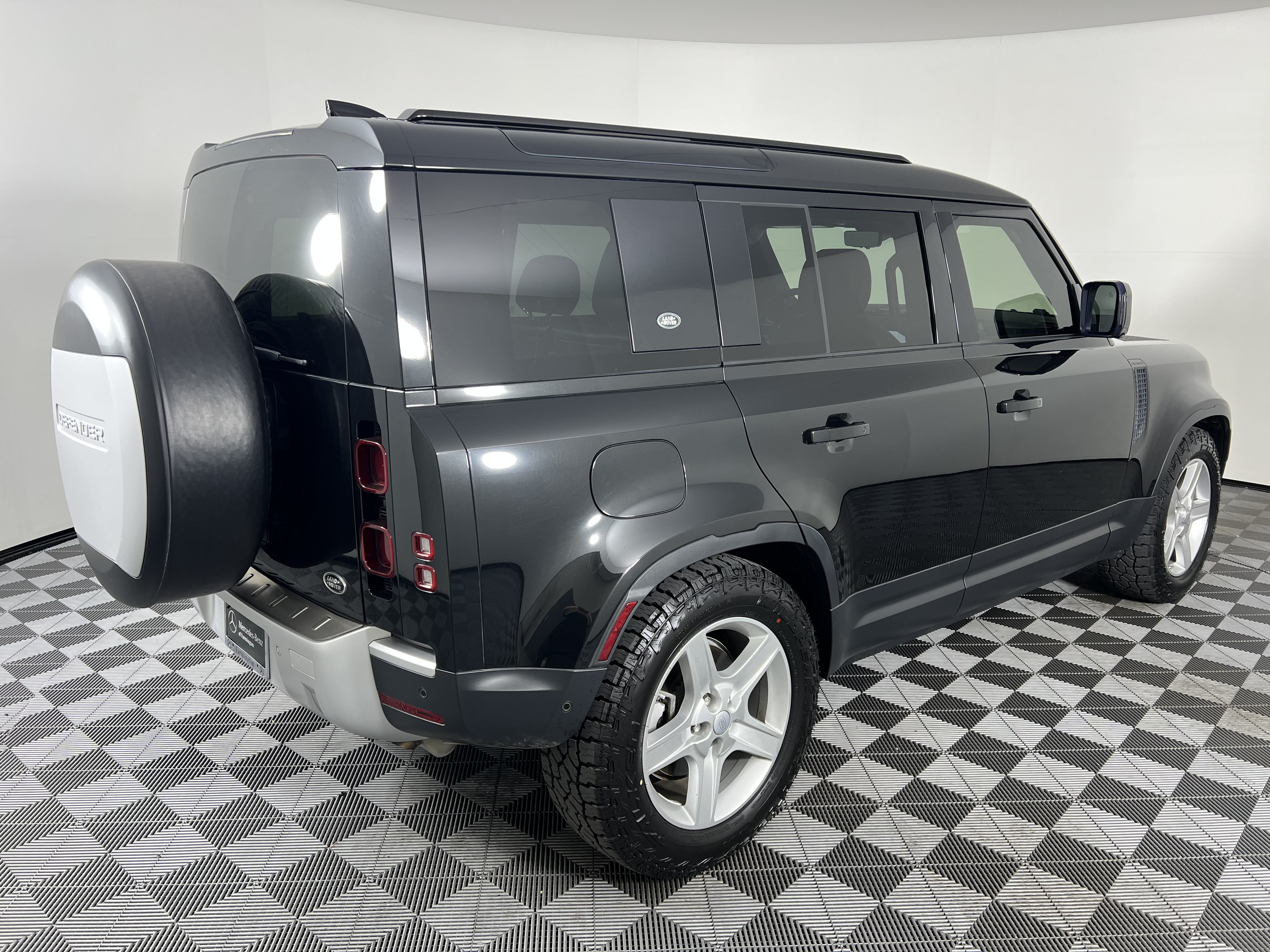 Used 2020 Land Rover Defender 110 SE AWD/4WD image 13