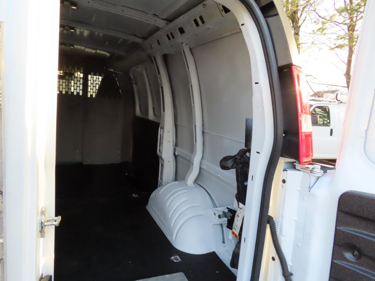 Used 2022 Chevrolet Express 3500 w/ Driver Convenience Package image 14