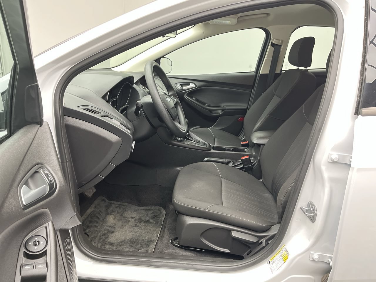 Used 2018 Ford Focus SE FWD image 3