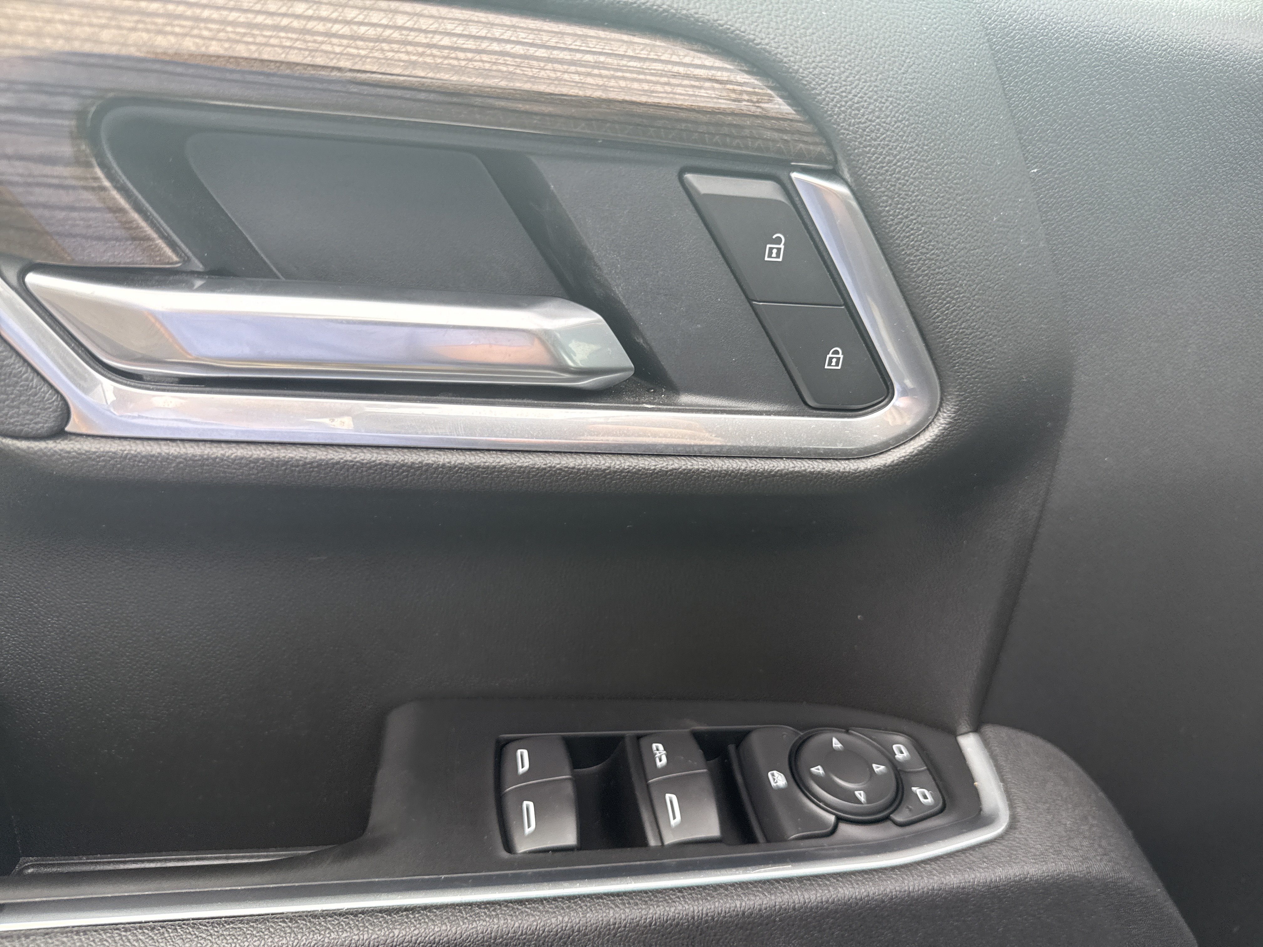 Used 2025 Chevrolet Silverado 1500 RST AWD/4WD image 17