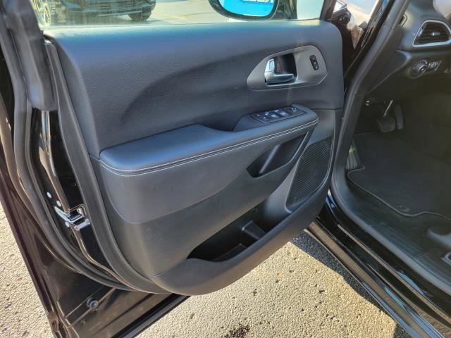 Used 2025 Chrysler Pacifica Select image 6