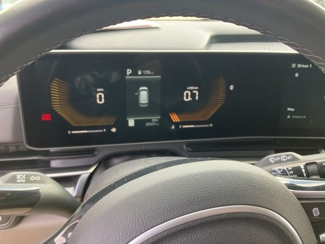Used 2025 Kia Carnival FWD image 17