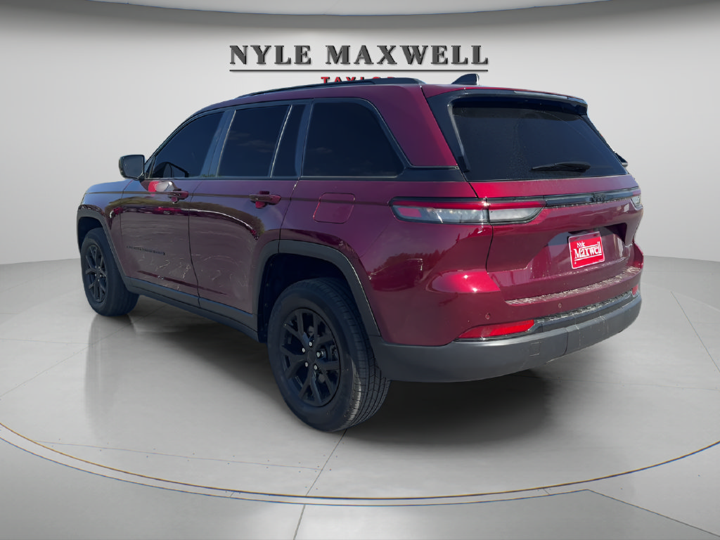 Used 2025 Jeep Grand Cherokee Altitude RWD image 7