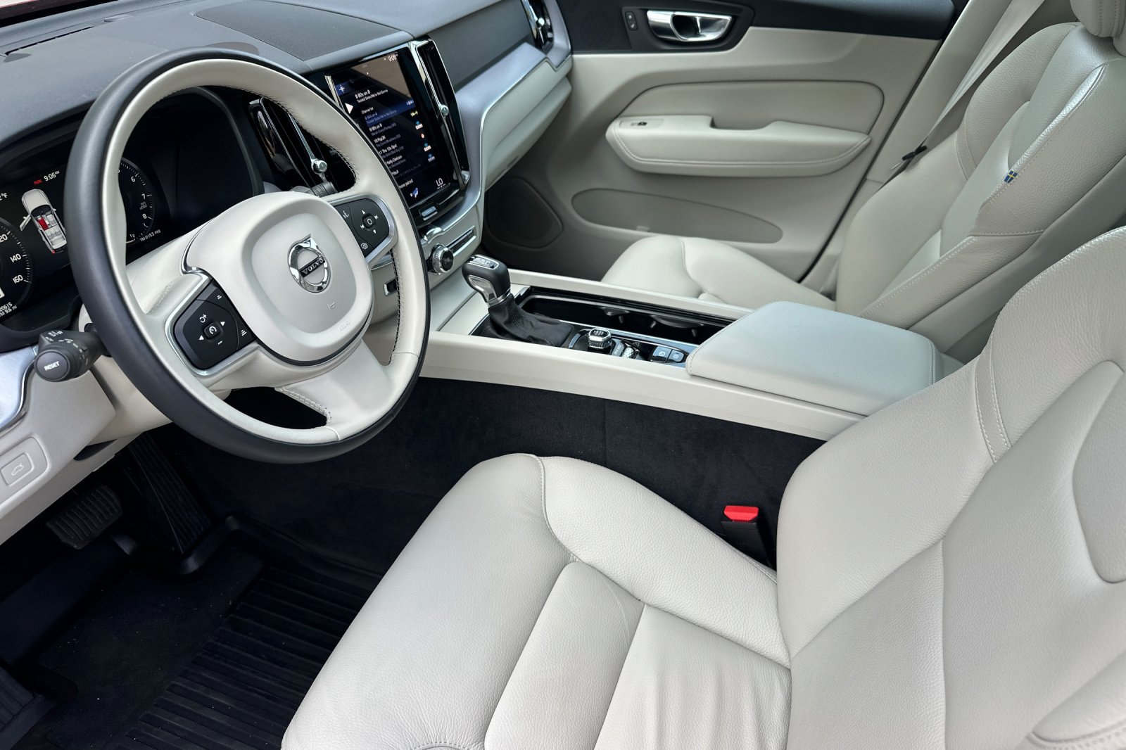 Used 2021 Volvo XC60 T5 Momentum w/ Premium Package FWD image 10