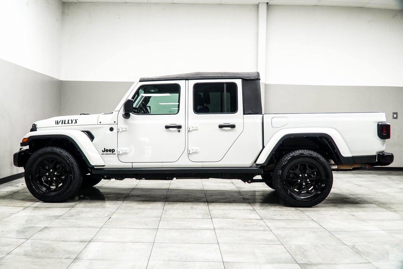Used 2022 Jeep Gladiator Willys AWD/4WD image 9
