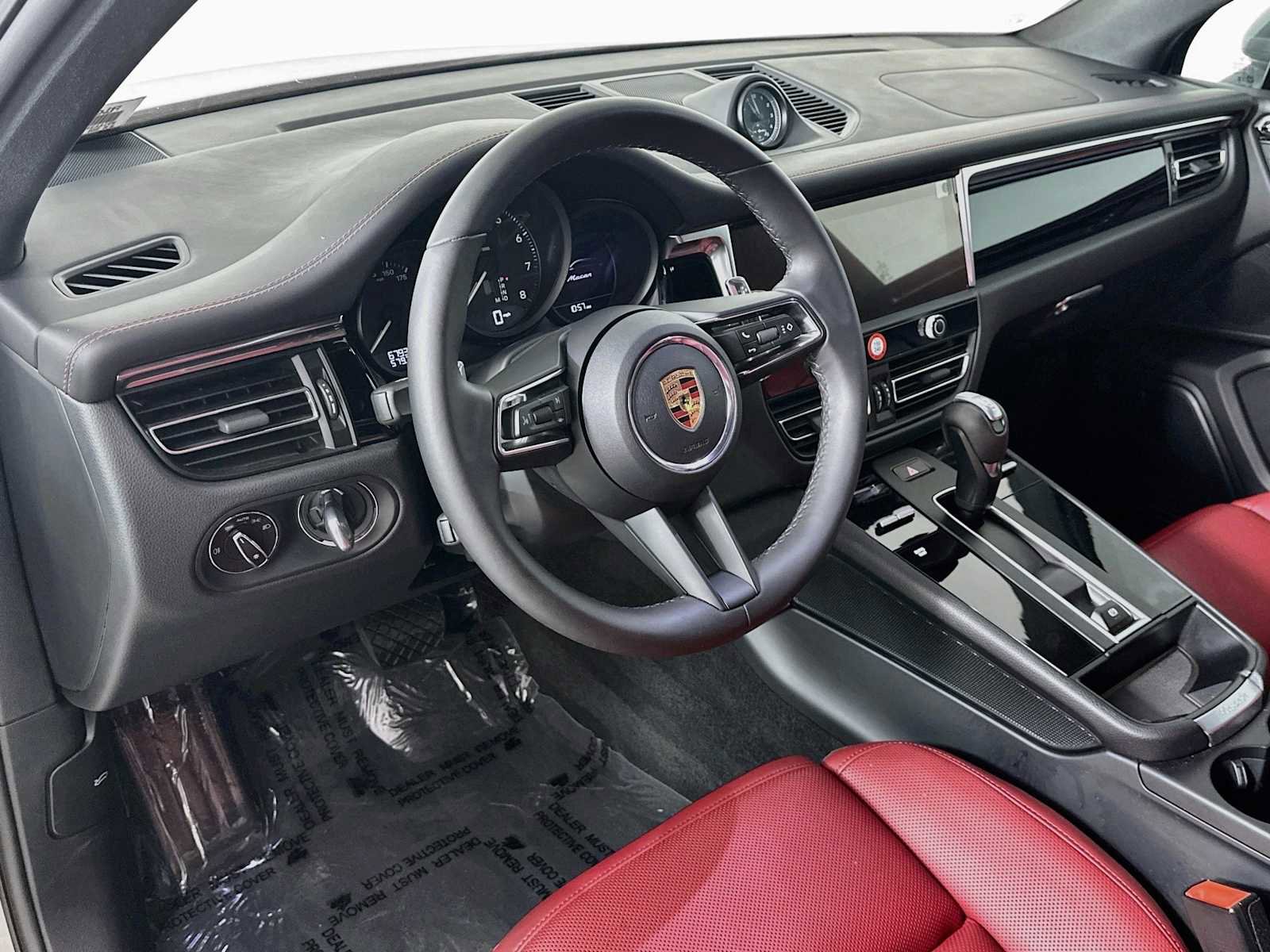 Certified 2026 Porsche Macan AWD/4WD image 4