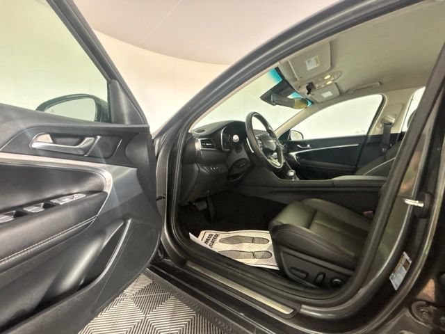 Used 2025 Genesis G70 2.5T RWD image 2