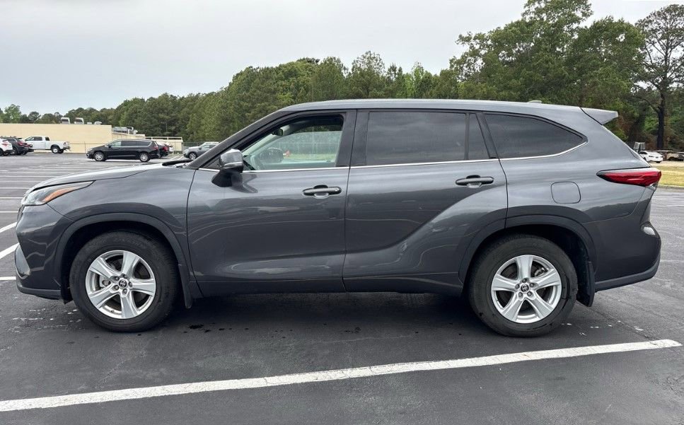 Used 2021 Toyota Highlander L AWD/4WD image 2