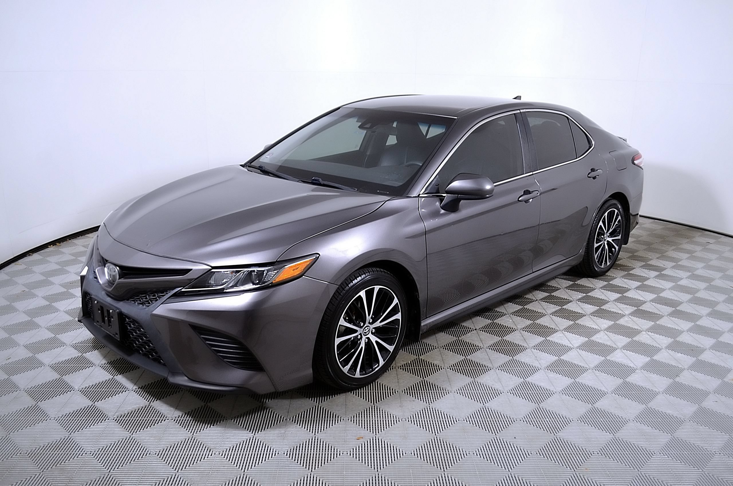 Used 2020 Toyota Camry SE FWD image 3