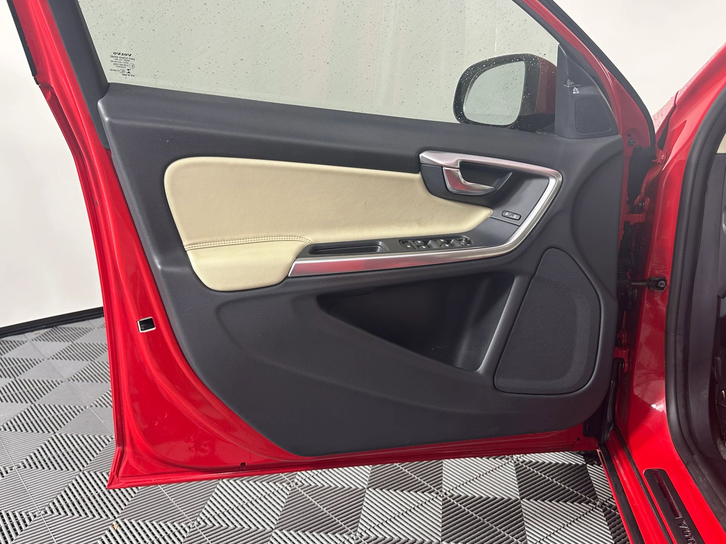 Used 2018 Volvo V60 T5 Dynamic w/ Vision Package image 34