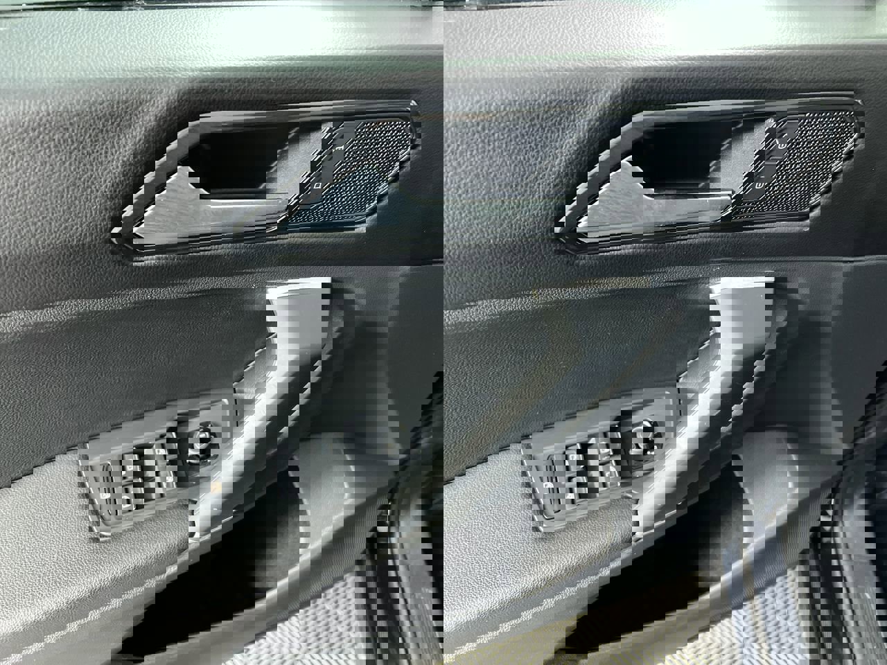 Used 2018 Volkswagen Tiguan SE image 16