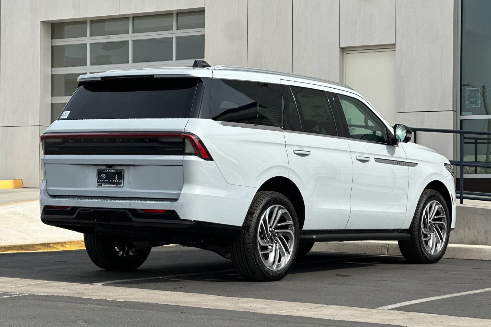 New 2026 Lincoln Navigator Premiere AWD/4WD image 3