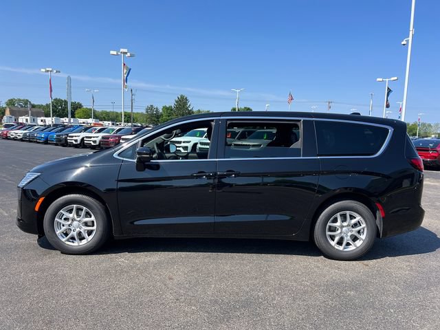 New 2027 Chrysler Pacifica Select w/ Family Tech Group FWD image 4