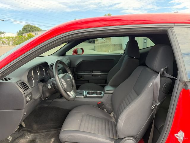 Used 2014 Dodge Challenger SXT RWD image 1