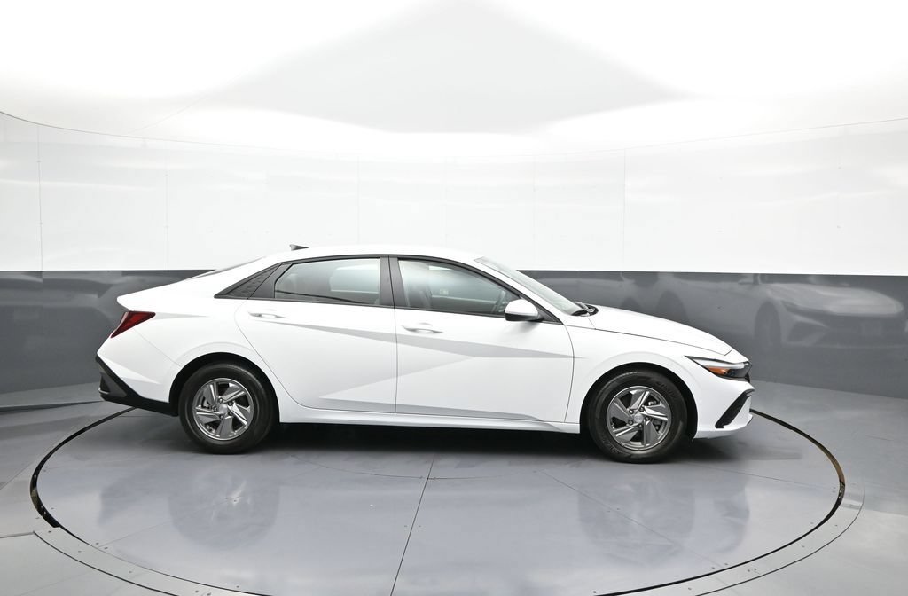 Certified 2025 Hyundai Elantra SE w/ Cargo Package FWD image 5