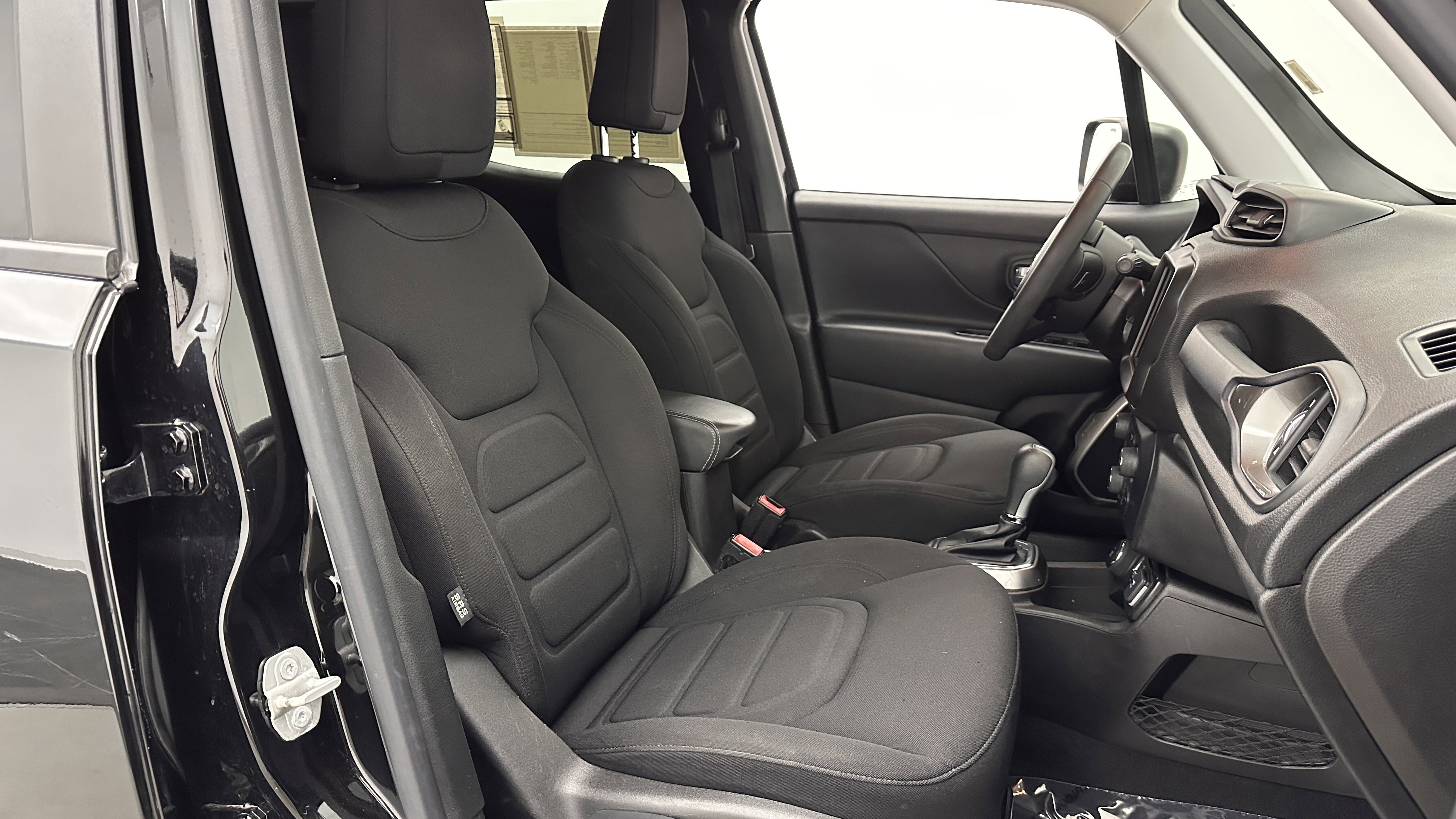Used 2022 Jeep Renegade Latitude AWD/4WD image 35