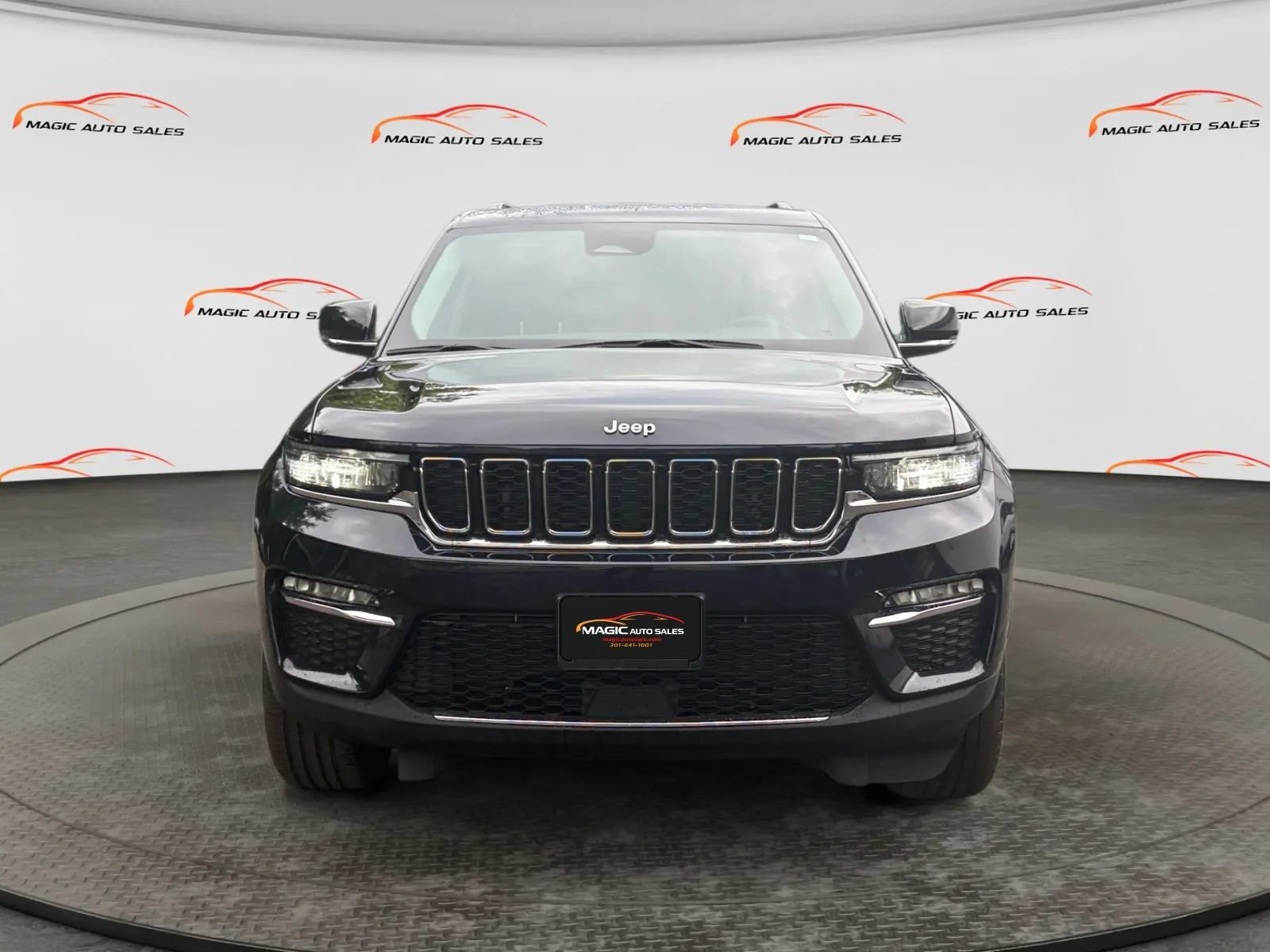 Used 2023 Jeep Grand Cherokee Limited AWD/4WD image 3
