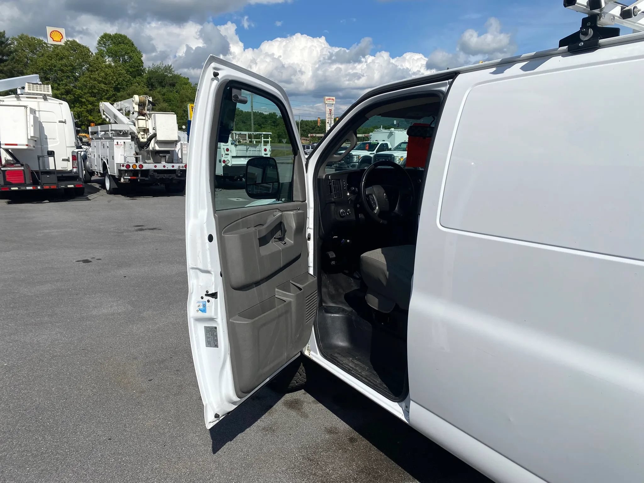 Used 2016 Chevrolet Express 2500 Extended RWD image 7
