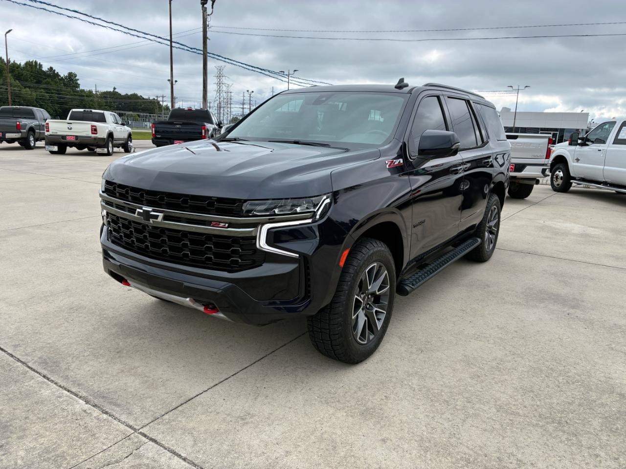 Used 2021 Chevrolet Tahoe Z71 w/ Luxury Package AWD/4WD image 2