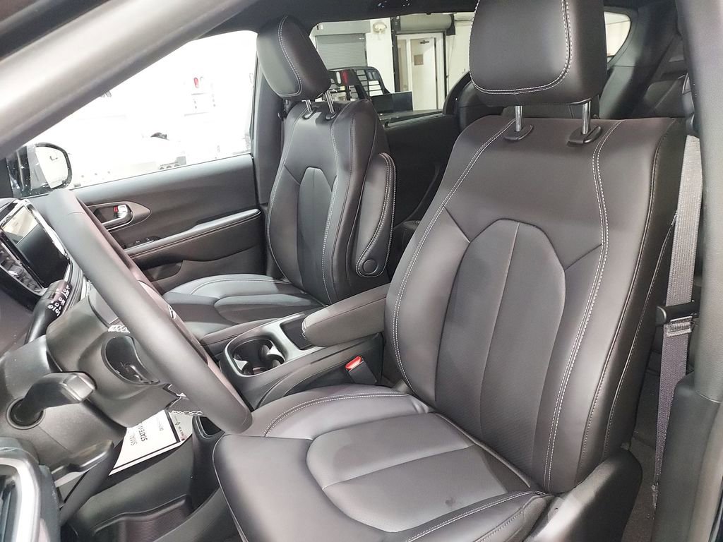 New 2026 Chrysler Pacifica Select image 17