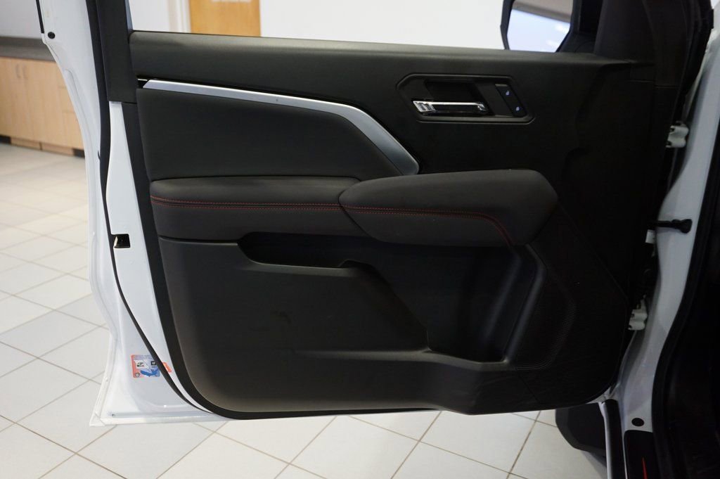 Used 2024 Chevrolet Colorado Z71 w/ Z71 Convenience Package 2 image 24