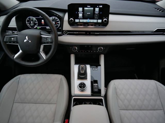 Used 2025 Mitsubishi Outlander SEL AWD/4WD image 13