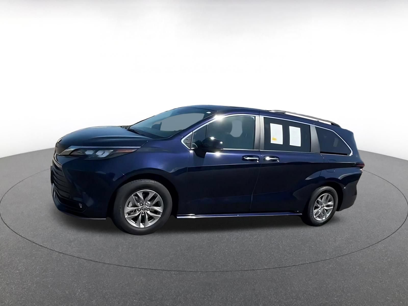 Used 2025 Toyota Sienna XLE FWD image 7