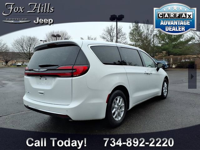 Used 2026 Chrysler Pacifica Select image 9