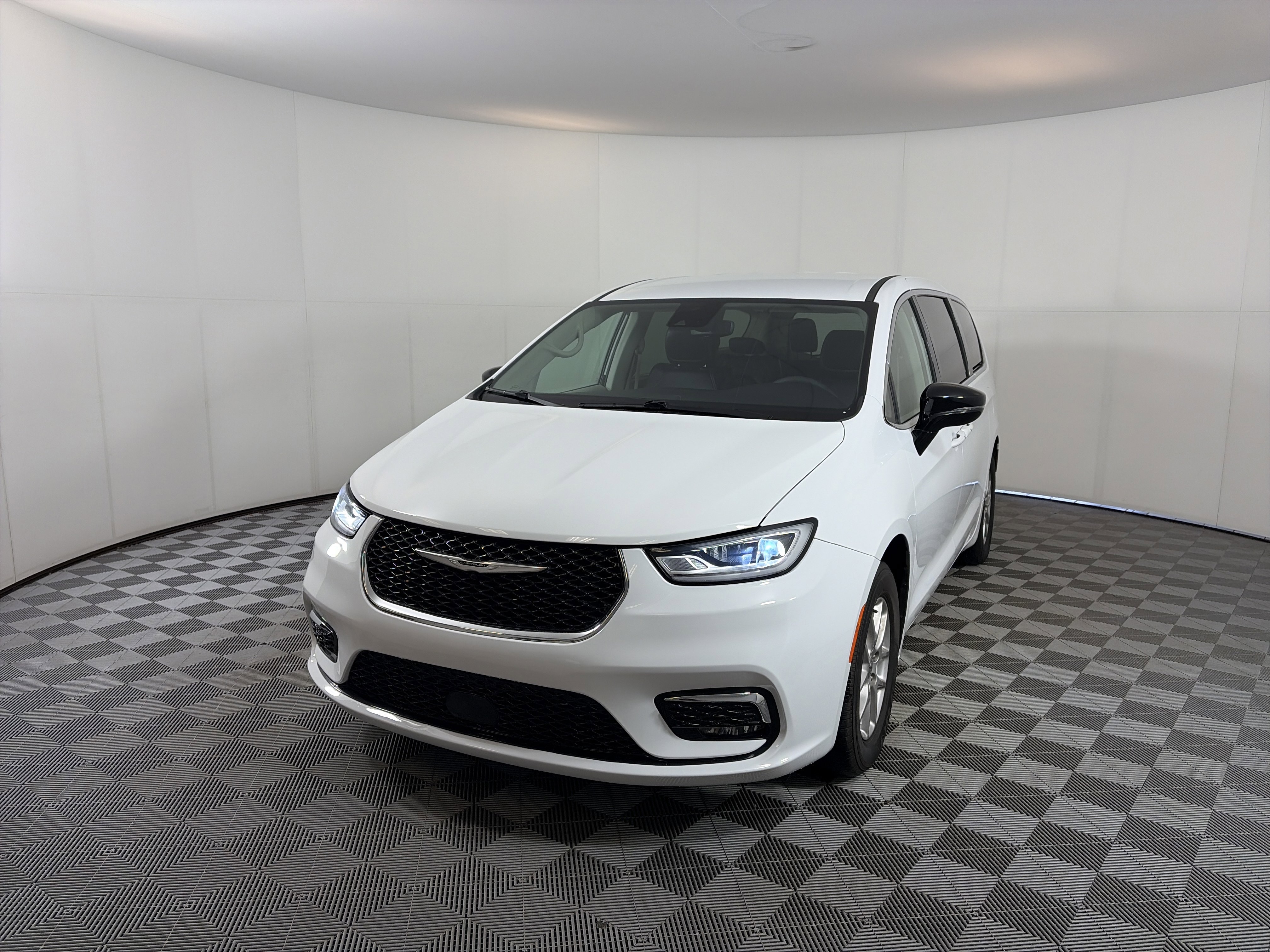 Used 2024 Chrysler Pacifica Touring-L image 2