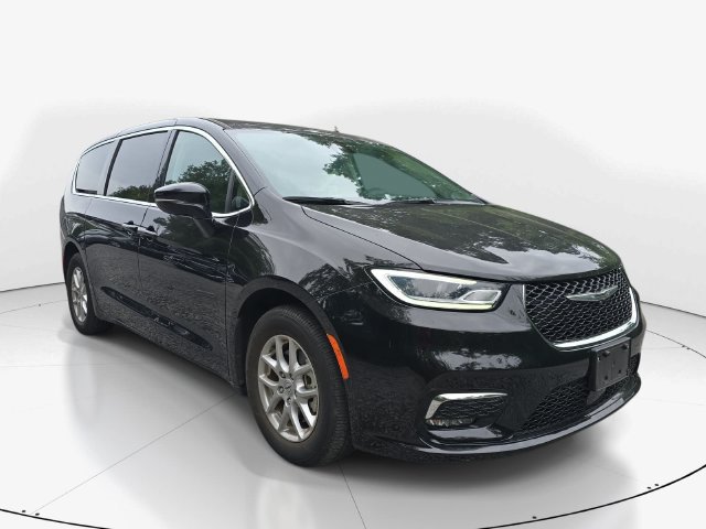 Used 2024 Chrysler Pacifica Touring-L FWD image 3