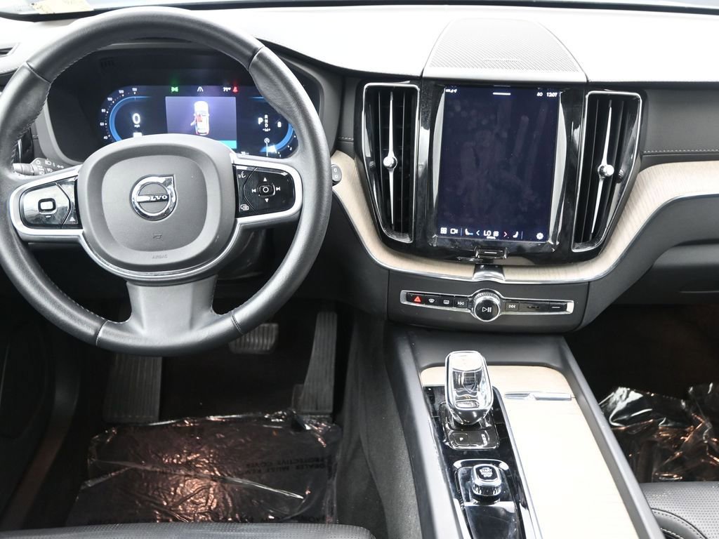 Used 2022 Volvo XC60 B5 Inscription image 15