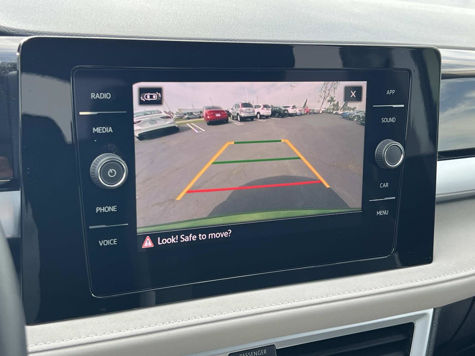 Used 2025 Volkswagen Taos SE w/ Panoramic Sunroof Package image 14