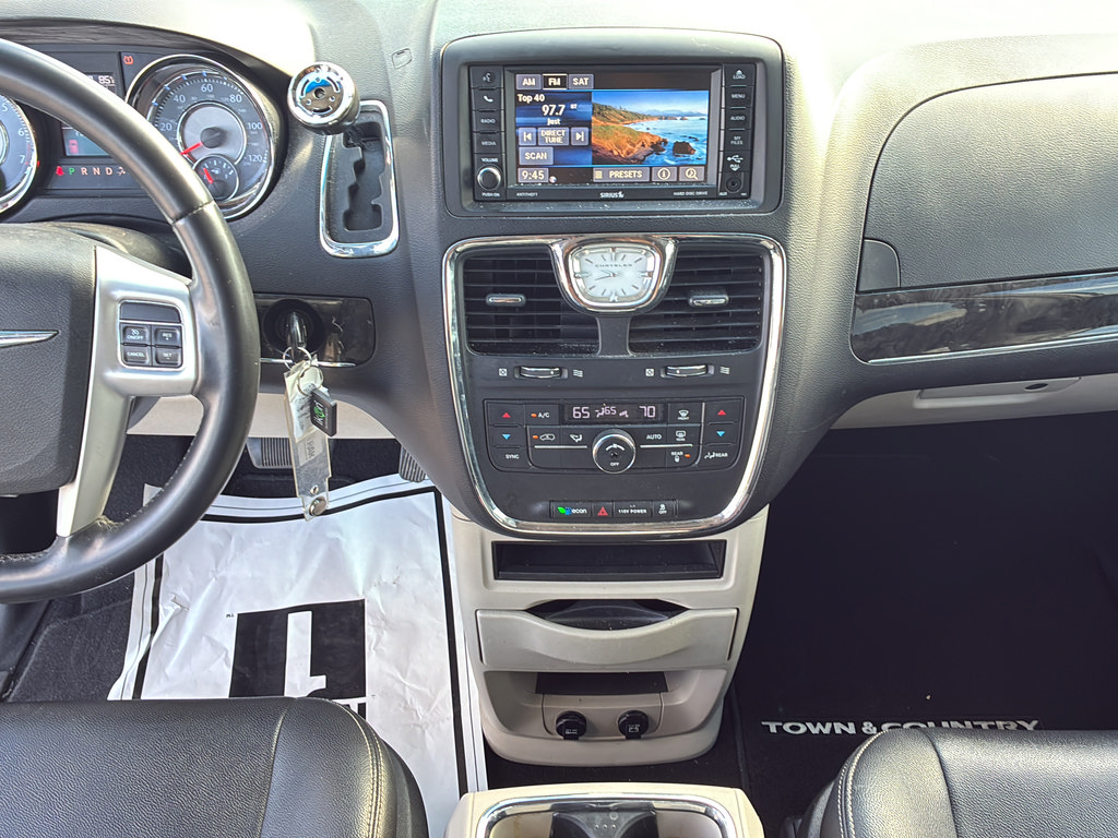 Used 2016 Chrysler Town & Country Touring w/ Trailer Tow Group FWD image 32